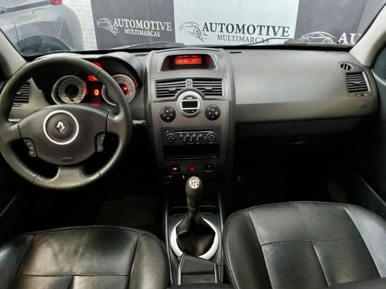 RENAULT - MÉGANE - 2011/2012 - Preta - R$ 32.900,00