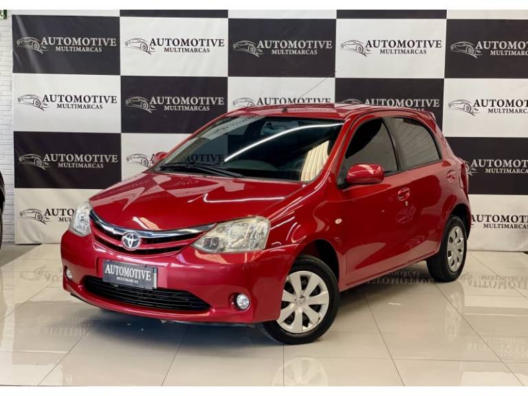 TOYOTA - ETIOS - 2012/2013 - Vermelha - R$ 41.900,00