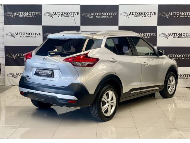 NISSAN - KICKS - 2017/2018 - Prata - R$ 72.900,00