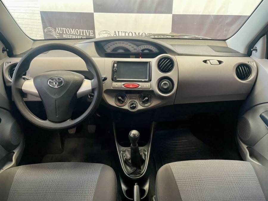 TOYOTA - ETIOS - 2012/2013 - Vermelha - R$ 39.900,00