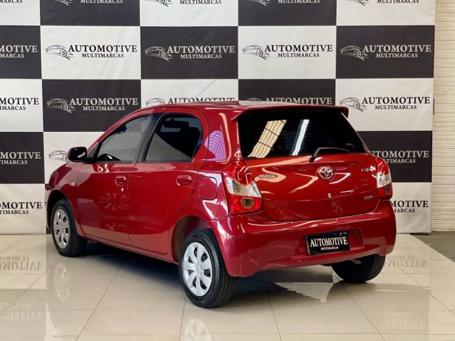 TOYOTA - ETIOS - 2012/2013 - Vermelha - R$ 39.900,00