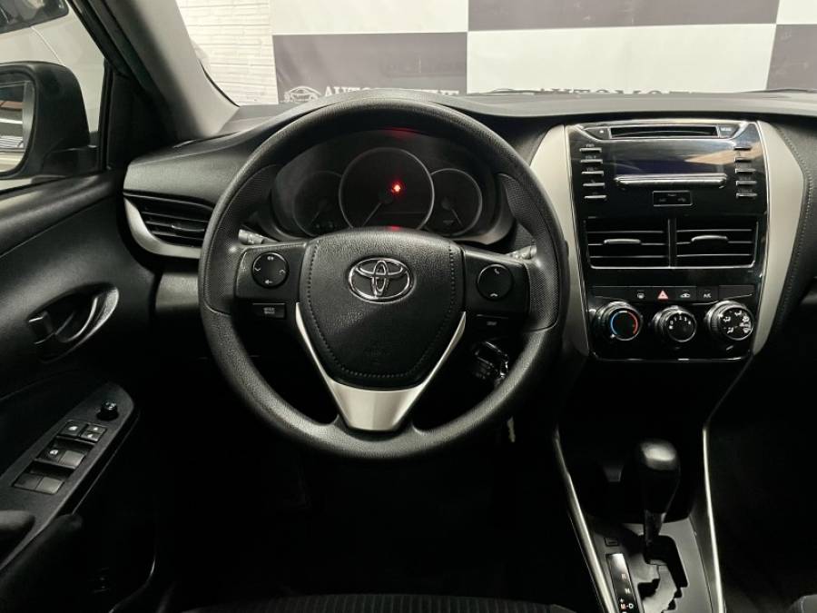 TOYOTA - YARIS - 2020/2020 - Bege - R$ 81.900,00