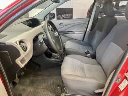 TOYOTA - ETIOS - 2012/2013 - Vermelha - R$ 39.900,00