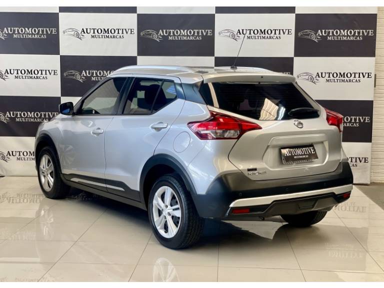 NISSAN - KICKS - 2017/2018 - Prata - R$ 72.900,00