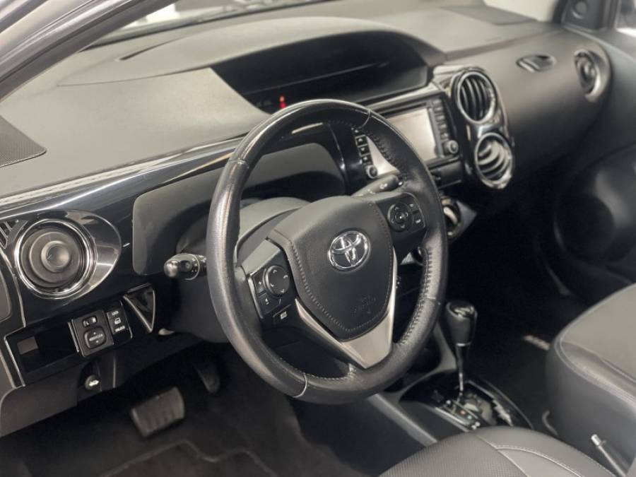 TOYOTA - ETIOS - 2018/2018 - Prata - R$ 67.800,00