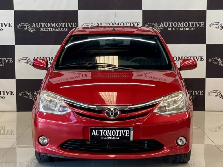 TOYOTA - ETIOS - 2012/2013 - Vermelha - R$ 39.900,00